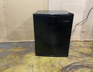 lot 111 image: Vissani 2.6 Cu. Ft. Mini Refrigerator in Black, ENERGY STAR