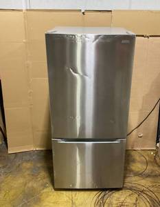 lot 115 image: Vissani 18.7 cu. ft. Stainless Steel Bottom Freezer Refrigerator with 2 Adjustable Glass Shelves & 2 Drawers