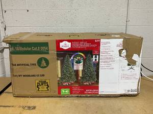 lot 145 image: 9 ft Woodlake Spruce Christmas tree LIGHTS DO NOT WORK