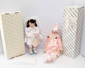 lot 44 image: Set of 2 Vintage Dolls  Franklin Heirloom & 21 Porcelain Pierrot