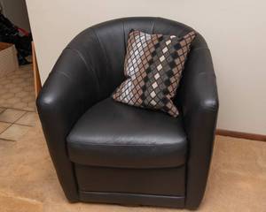 lot 63 image: Natuzzi Editions Giada Black Swivel Chair  Barrel Shape - Likely Leather