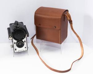 lot 91 image: Vintage Spartus Press Flash with Case