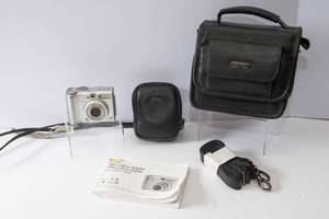 lot 102 image: Canon PowerShot A520 Digital Camera with Case