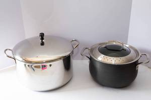 lot 118 image: Belgique Pot with Locking Lid & 12Qt Stainless Steel Pot