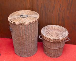 lot 138 image: Set of 2 Wicker Hampers with Lids