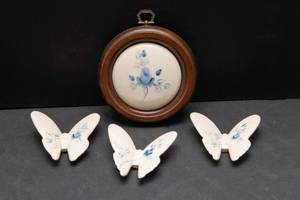 lot 160 image: Hand-Painted Blue & White Wall Hangings  Set of 4