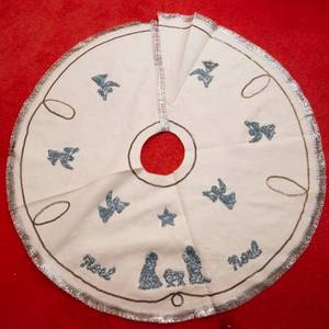 lot 164 image: Handmade Beaded Felt Tree Skirt