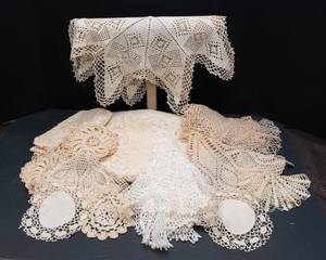 lot 186 image: Lot of Vintage Crocheted & Lace Items