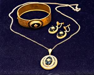 lot 12 image: Vintage Black and Gold-Tone Jewelry Set