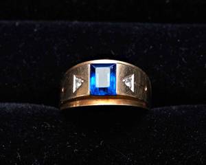 lot 3 image: Vintage 10K Gold Ring with Blue Stone  Possibly Sapphire, Size 10.5