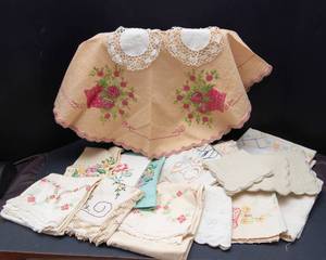 lot 193 image: Embroidered Linens