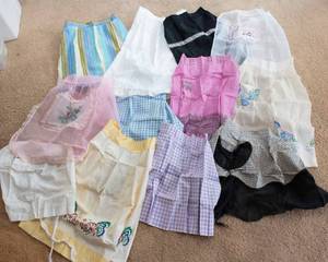 lot 199 image: Set of 12 Vintage Waist Aprons