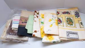 lot 207 image: Vintage Linens - Tablecloths, Placemats