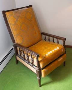 lot 217 image: Antique Recliner