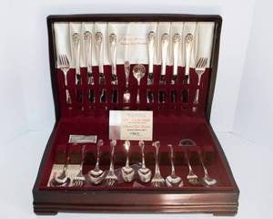 lot 248 image: Vintage 1847 Rogers Bros Silverplate Flatware Set  Daffodil Pattern, Service for 8 with Case