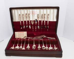 lot 262 image: Vintage Rogers Bros Silverplate Flatware Set  Daffodil Pattern, Service for 8 with Case (#2)