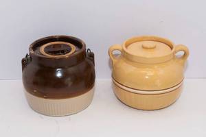 lot 269 image: Set of 2 Stoneware Jars  5.5 Tall - Red Wing Saffron Ware