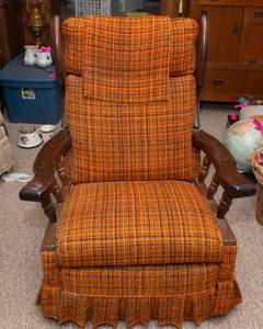 lot 295 image: Vintage La-Z-Boy Recliner  Classic Comfort