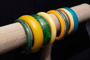 lot 324 image: Set of 8 Plastic Bangles  Possibly Bakelite