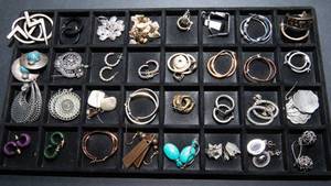 lot 375 image: Set of 32 Pairs of Earrings  Vintage & Boho-Inspired #3