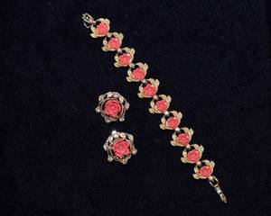 lot 257 image: Vintage Gold-Tone Bracelet with Coral-Colored Flowers & Matching Clip-On Earrings