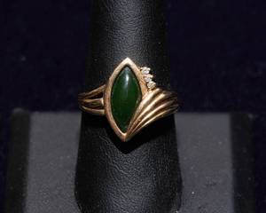 lot 233 image: Vintage 14K Gold Ring with Green Stone  Size 8