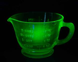 lot 4 image: Uranium Glass Liquid Measuring Bowl  Glows Under UV Light