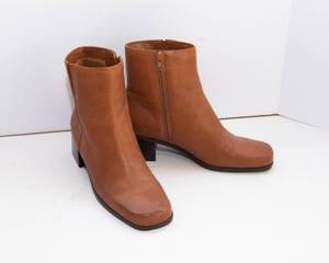 lot 387 image: Madeline Stuart Womens Leather Boots  Size 9M
