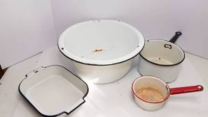 lot 441 image: Vintage Enamelware  Assorted Lot