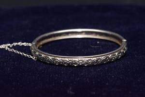 lot 491 image: Whiting & Davis Co. Vintage Hinged Bangle Bracelet