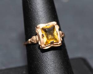 lot 480 image: Vintage 10K Gold Ring with Amber-Colored Stone  Size 7