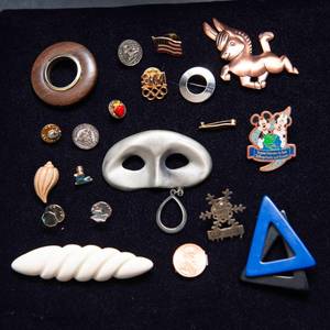 lot 504 image: 18 Miscellaneous Pins
