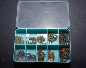 lot 538 image: Small Pendant Necklaces & Miscellaneous Chains  Assorted Lot