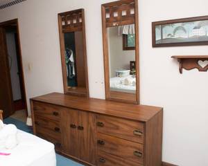 lot 458 image: Bassett Mid-Century Modern Dresser with Two Mirrors  72L x 19D x 30.5T