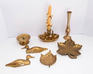 lot 464 image: Assorted Brass Items