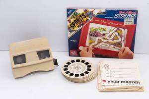 lot 470 image: Vintage Toys  Etch A Sketch Fun Screens & View-Master with Reels