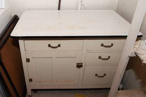 lot 532 image: Vintage Wash Table with Contents  41.5W x 25D x 31.5T