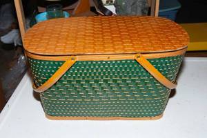 lot 539 image: Hawkeye Burlington Basket Co. Iowa Picnic Basket  Original Box