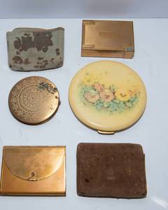 lot 528 image: VintageAntique Makeup Compacts  Set of Four