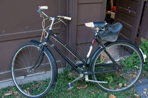 lot 586 image: Vintage Black Huffy Bicycle  Made in England