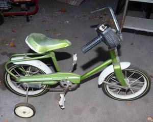 lot 567 image: Vintage Green Hedstrom Tricycle