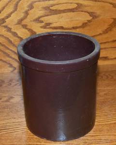 lot 562 image: Vintage Redwing Stoneware Crock  8.5 H x 8 Diameter