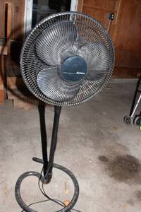 lot 580 image: Oscillating Fan