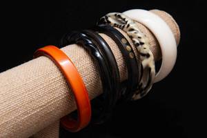 lot 553 image: Set of 6 Plastic Bangles  Possibly Bakelite