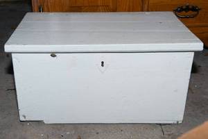 lot 581 image: White Painted Vintage Wooden Crate