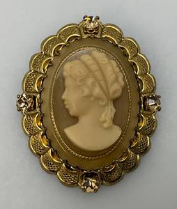 lot 167 image: Vintage Ornate Tin Cameo Brooch 1 34 x 2 18