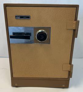 lot 248 image: Vintage Mongomery Ward 9041 Safe With Combo