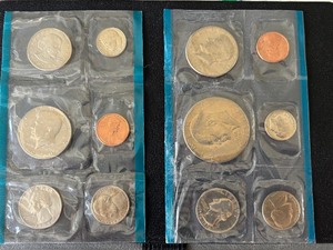 lot 17 image: 1979 and 1976 Mint Sets