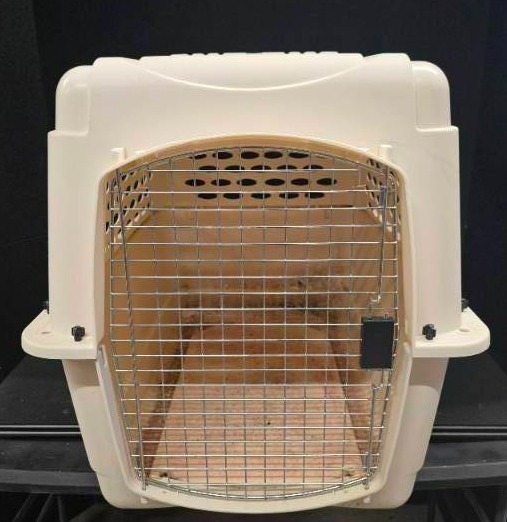 lot 2007 image: Large dog Kennel