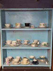 lot 2000 image: Collection of tea cups and saucers